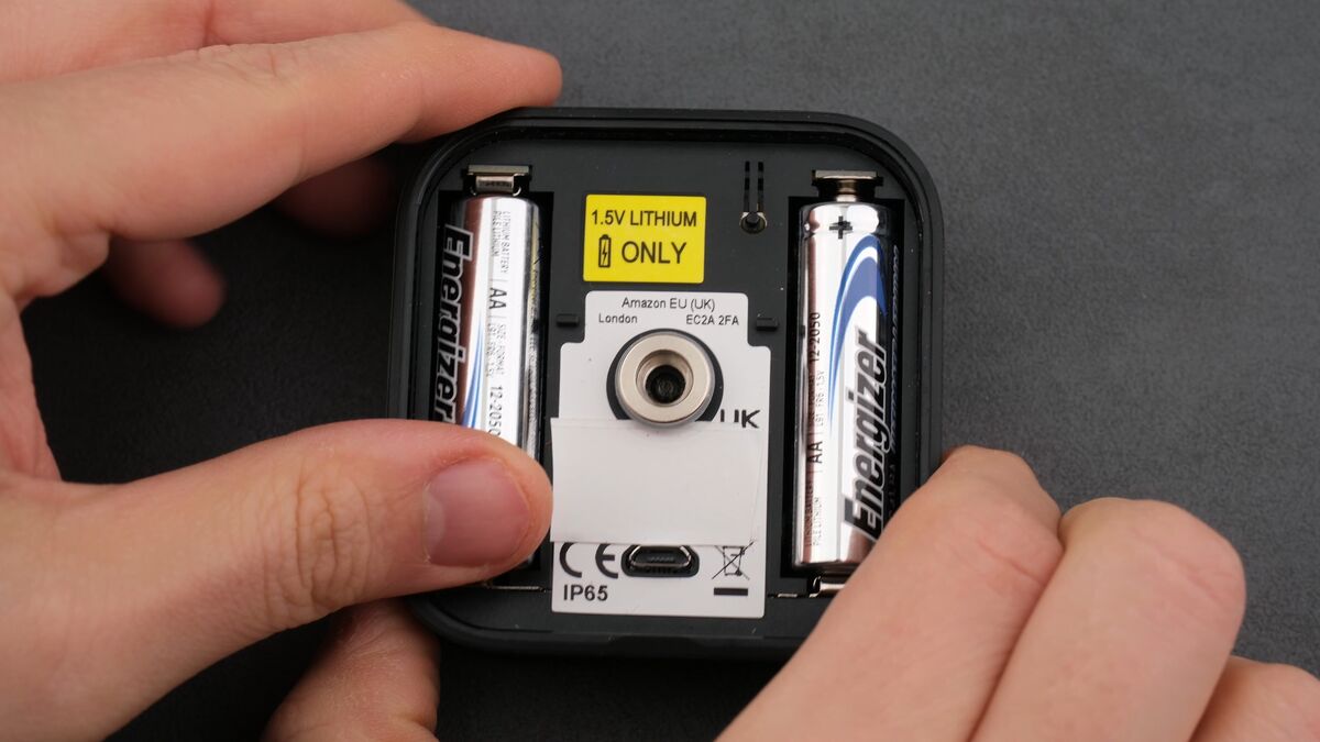 Neue Batterien in Blink Outdoor einsetzen