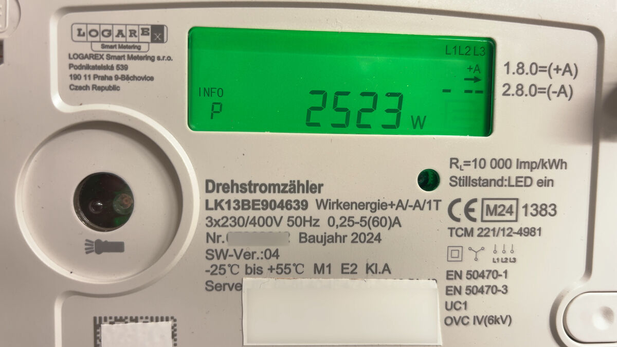 Digitaler Stromzähler zeigt hohen Verbrauch an
