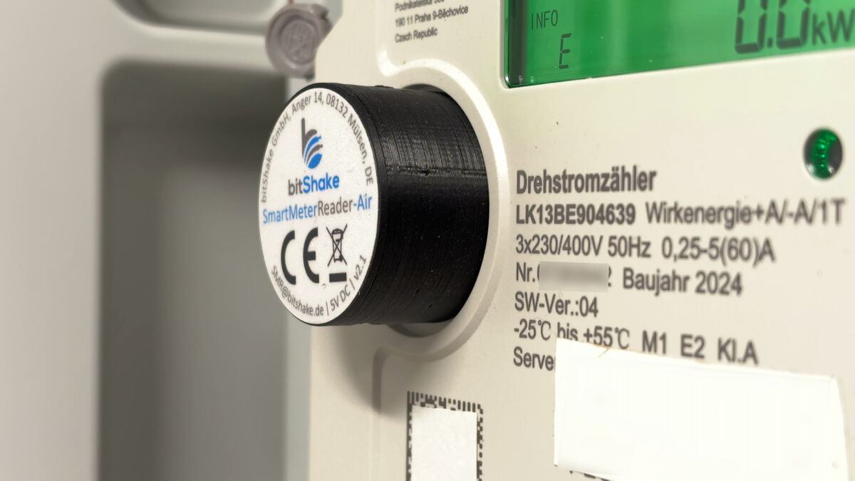 Digitaler Stromzähler mit IR-Lesekopf (bitShake Smart Meter Reader) an optischer Schnittstelle