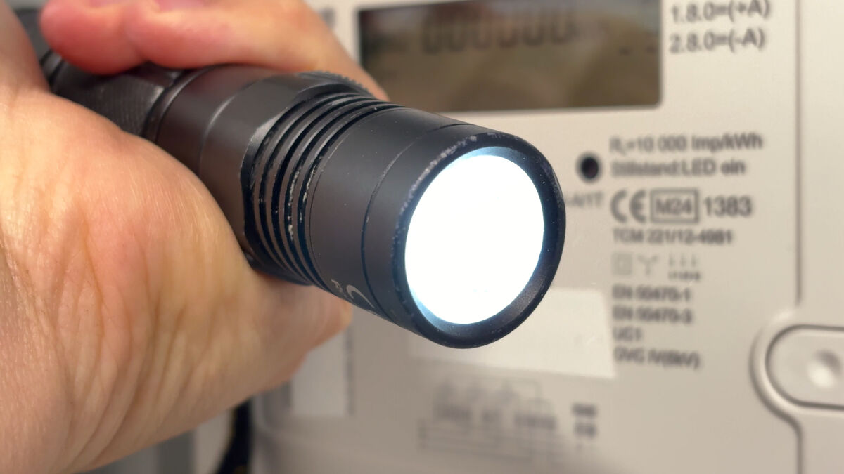 Digitalen Stromzähler mit Taschenlampe bedienen