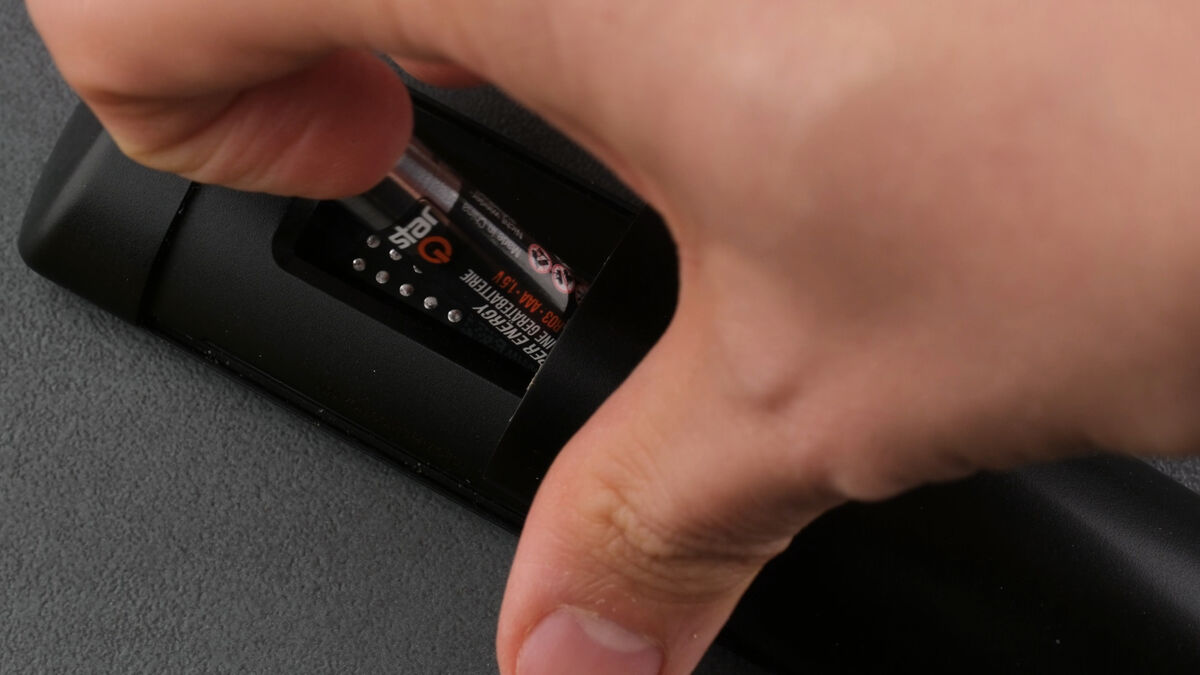 Batterie der FireTV-Fernbedienung entfernen Batterie der FireTV-Fernbedienung entfernen