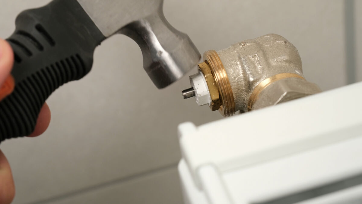 Ventilstift der Heizung lösen und wieder gangbar machen