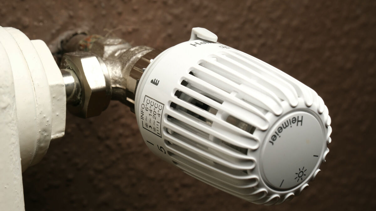 altes Heizungsthermostat durch neues ersetzt