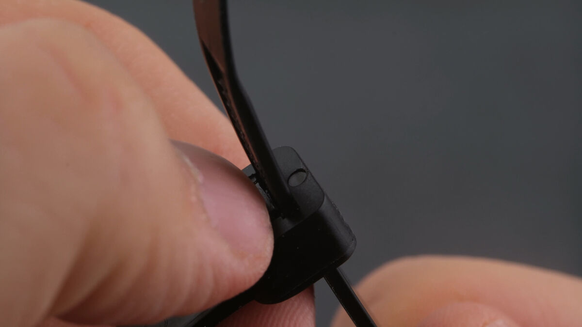 Kabelbinder mit Fingernagel öffnen