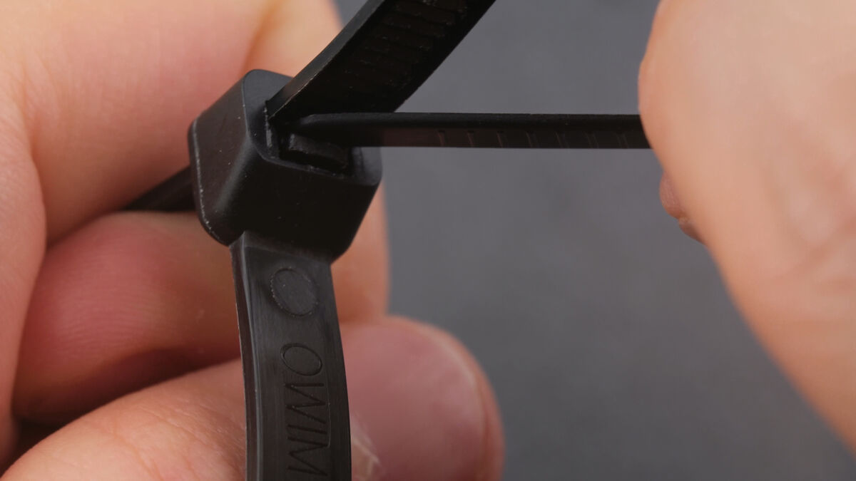 Kabelbinder mit Lasche eines weiteren Nylonkabelbinders öffnen