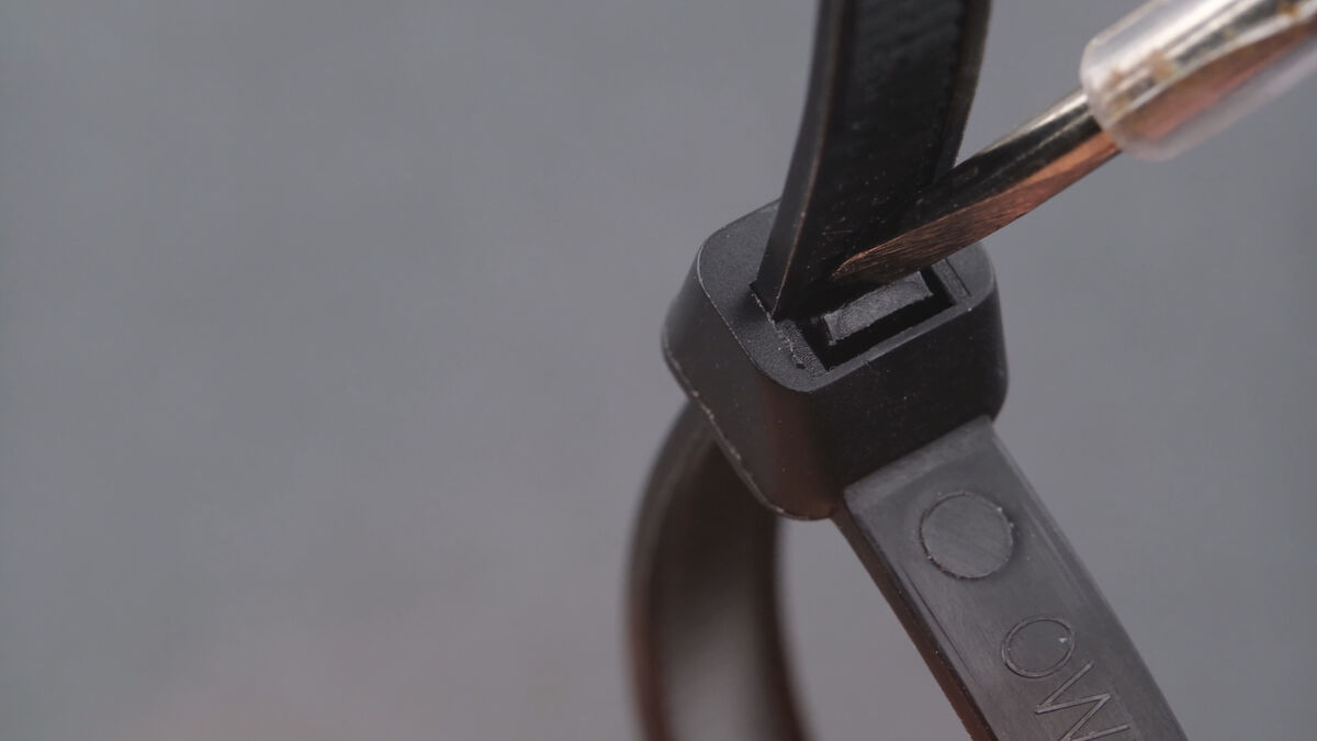 Kabelbinder mit Schraubendreher öffnen