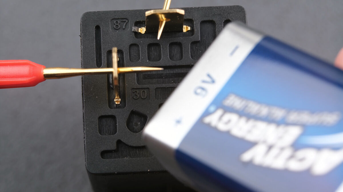 Pin 85 und 86 auf Durchgang messen (bei anliegender Spannung) Pin 85 und 86 auf Durchgang messen (bei anliegender Spannung)