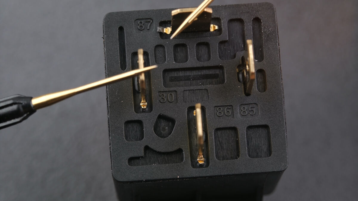 Schaltkontakt an Pin 85 und 86 messen Schaltkontakt an Pin 85 und 86 messen