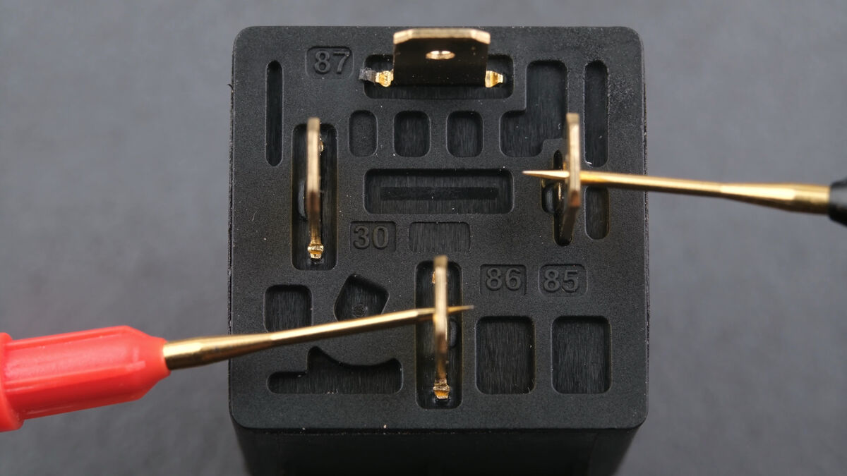 Spulenwiderstand des Bosch-Relais zwischen Pin 85 und 86 messen Spulenwiderstand des Bosch-Relais zwischen Pin 85 und 86 messen