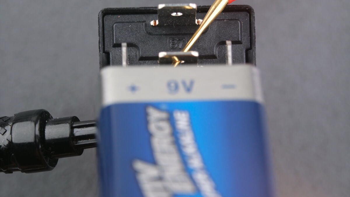 HELLA-Relais Durchgangsprüfung der Pins 30 und 87a bei anliegender Spannung HELLA-Relais Durchgangsprüfung der Pins 30 und 87a bei anliegender Spannung