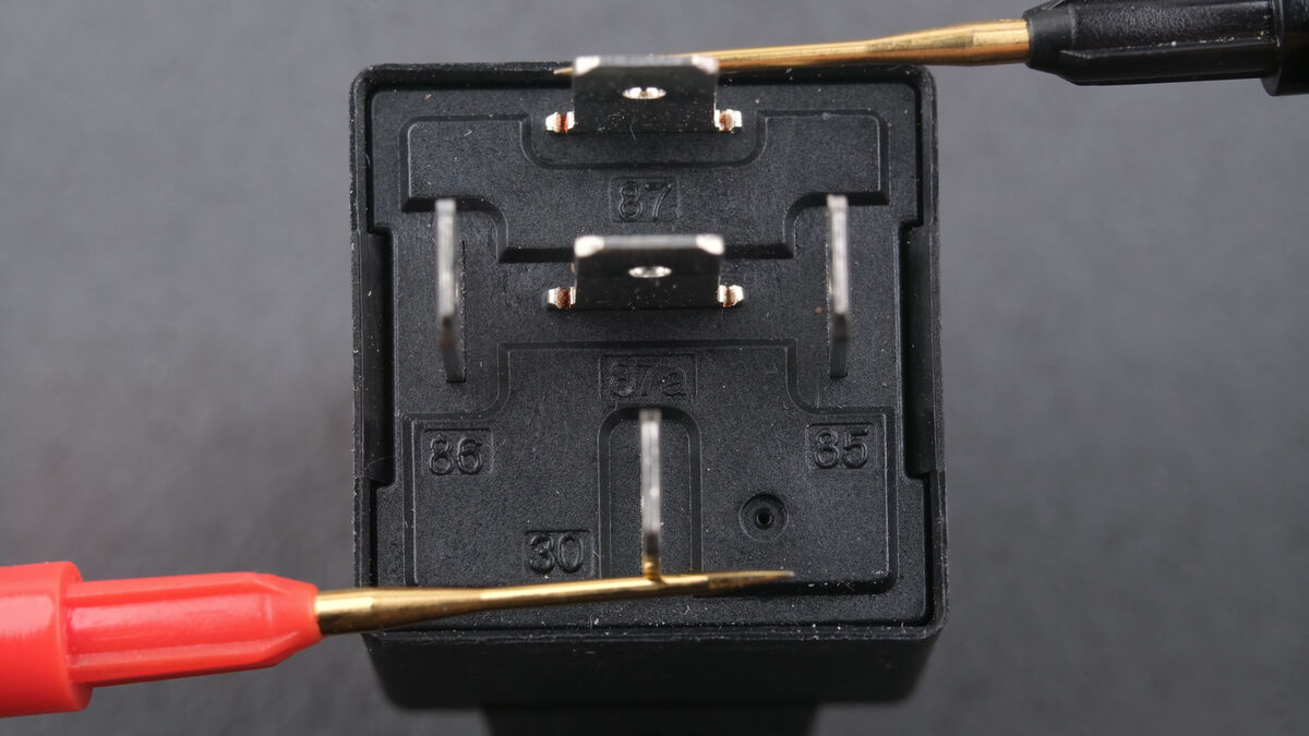 Schaltkontakt an den Relais-Pins 30 und 86 messen Schaltkontakt an den Relais-Pins 30 und 86 messen