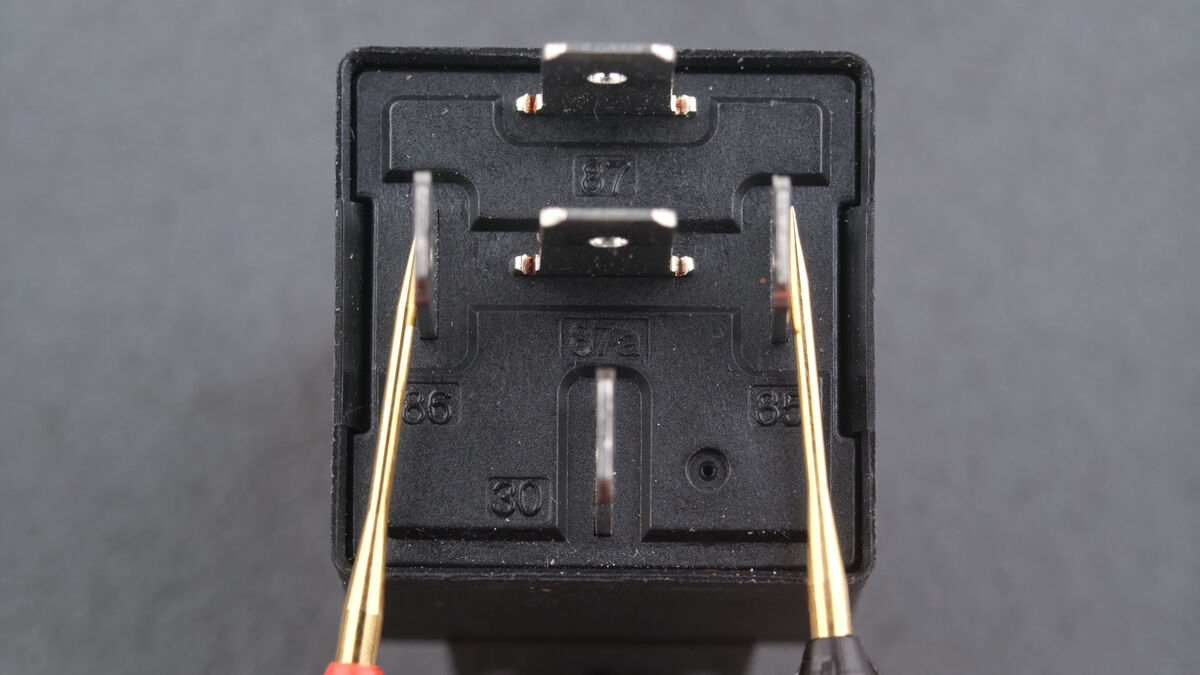 Spulenwiderstand des HELLA-Relais zwischen Pin 85 und 86 messen Spulenwiderstand des HELLA-Relais zwischen Pin 85 und 86 messen