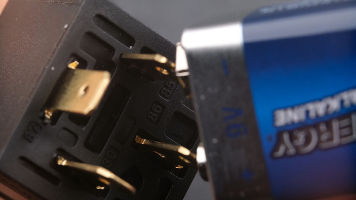 Relais mit Batterie testen Relais mit Batterie testen