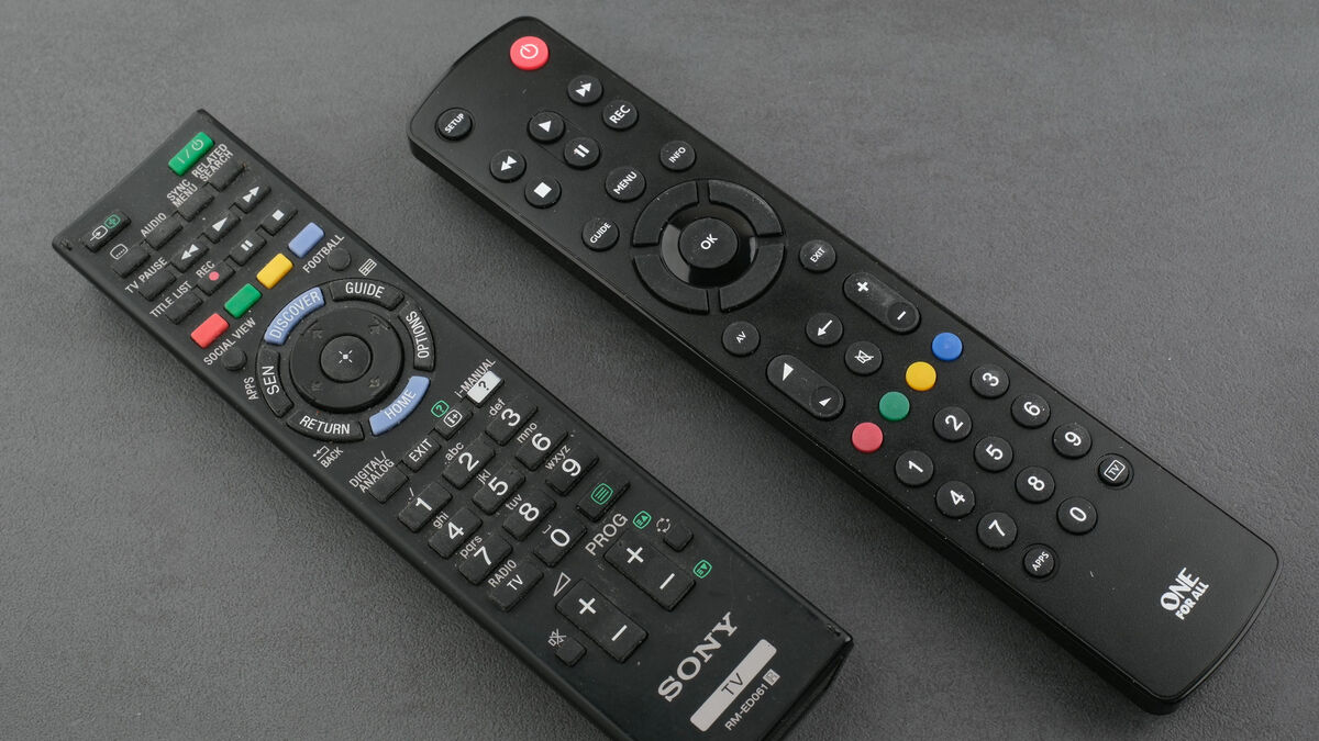 One for All Universalfernbedienung neben Sony-Fernbedienung One for All Universalfernbedienung neben Sony-Fernbedienung