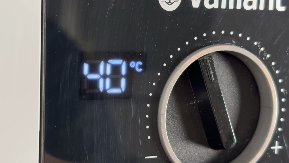 Zitronensäure-Pulver in maximal 40°C warmen Wasser auflösen