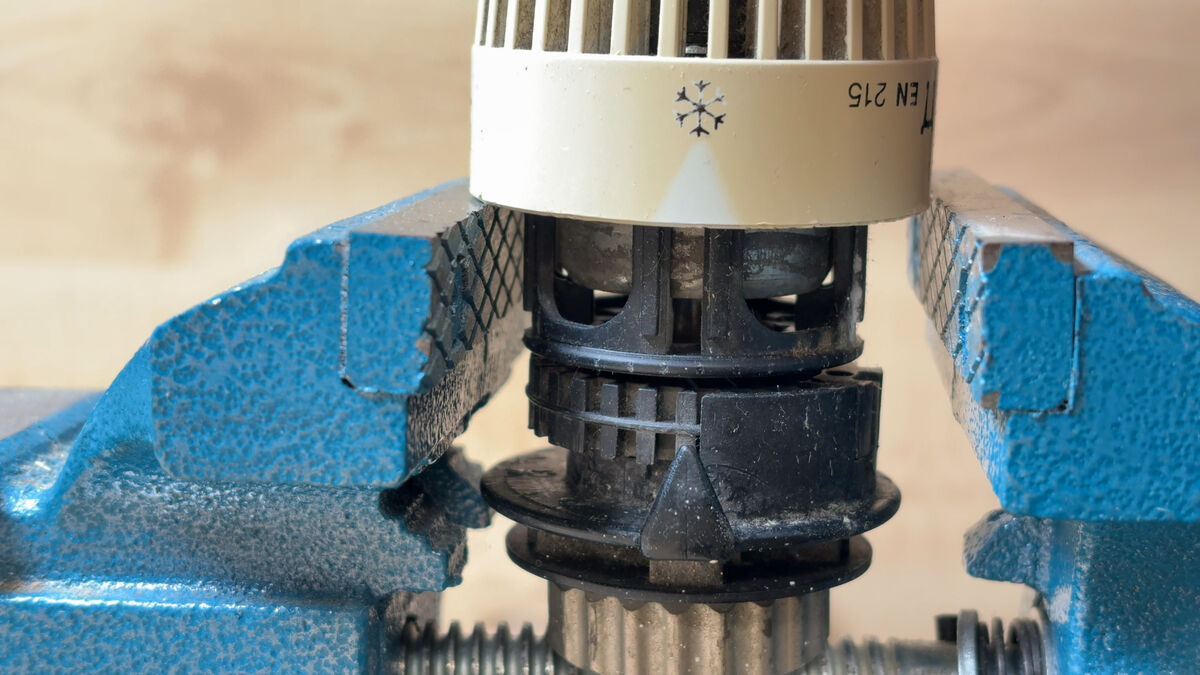 Innenteil aus altem Thermostatkopf herausgeschlagen bzw. getrennt Innenteil aus altem Thermostatkopf herausgeschlagen bzw. getrennt