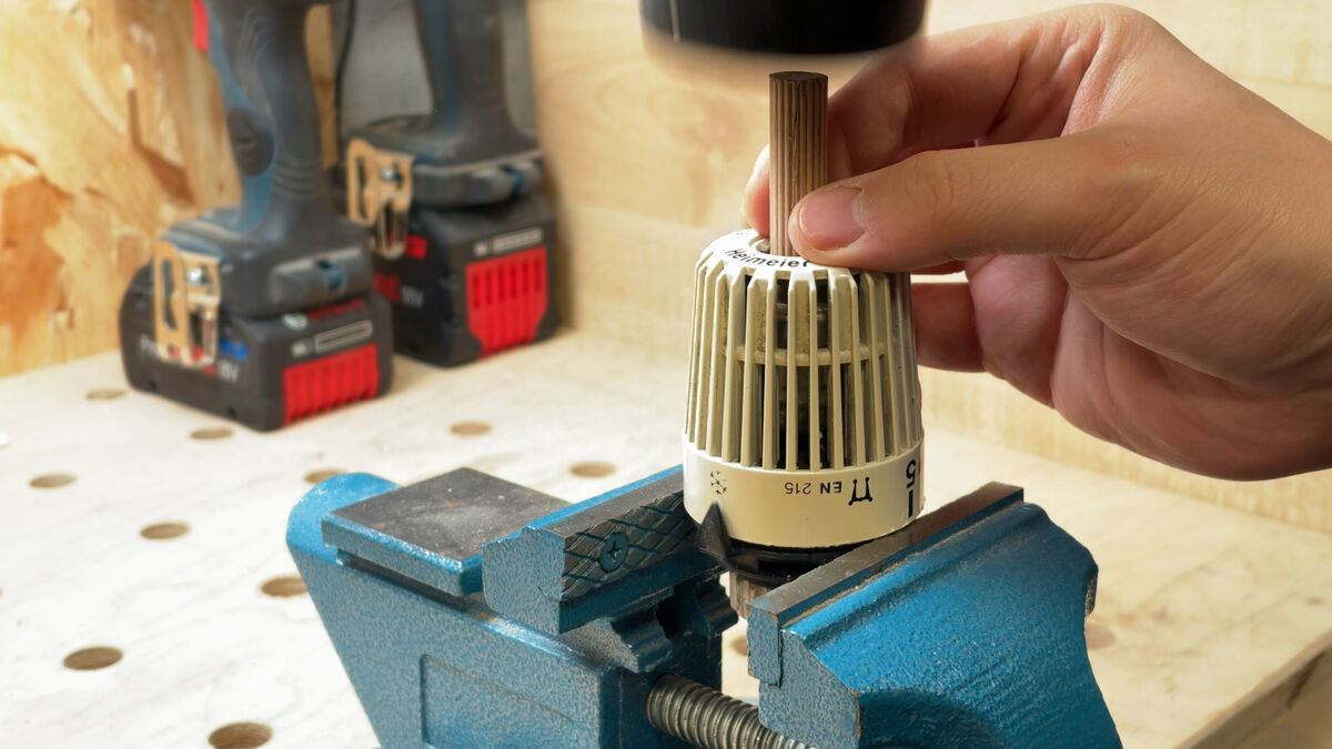 Mit Schlagholz Innenteil des alten Heimeier-Thermostats rausschlagen Mit Schlagholz Innenteil des alten Heimeier-Thermostats rausschlagen