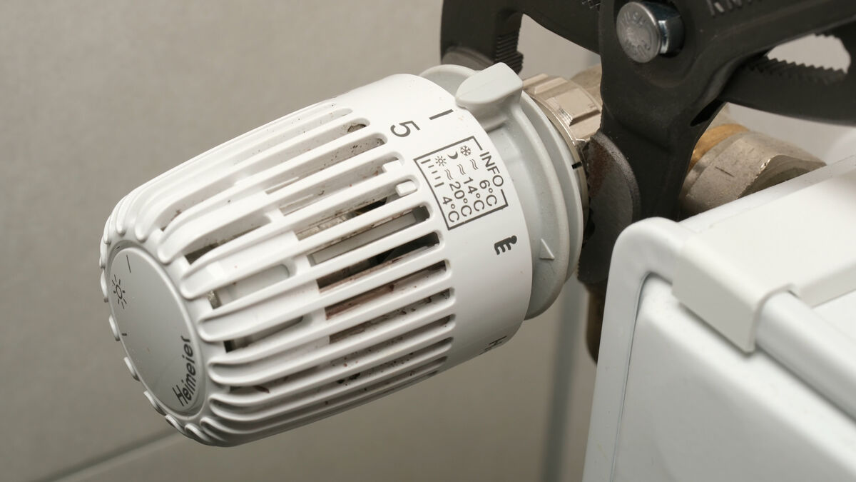 Thermostat von der Heizung abschrauben Thermostat von der Heizung abschrauben