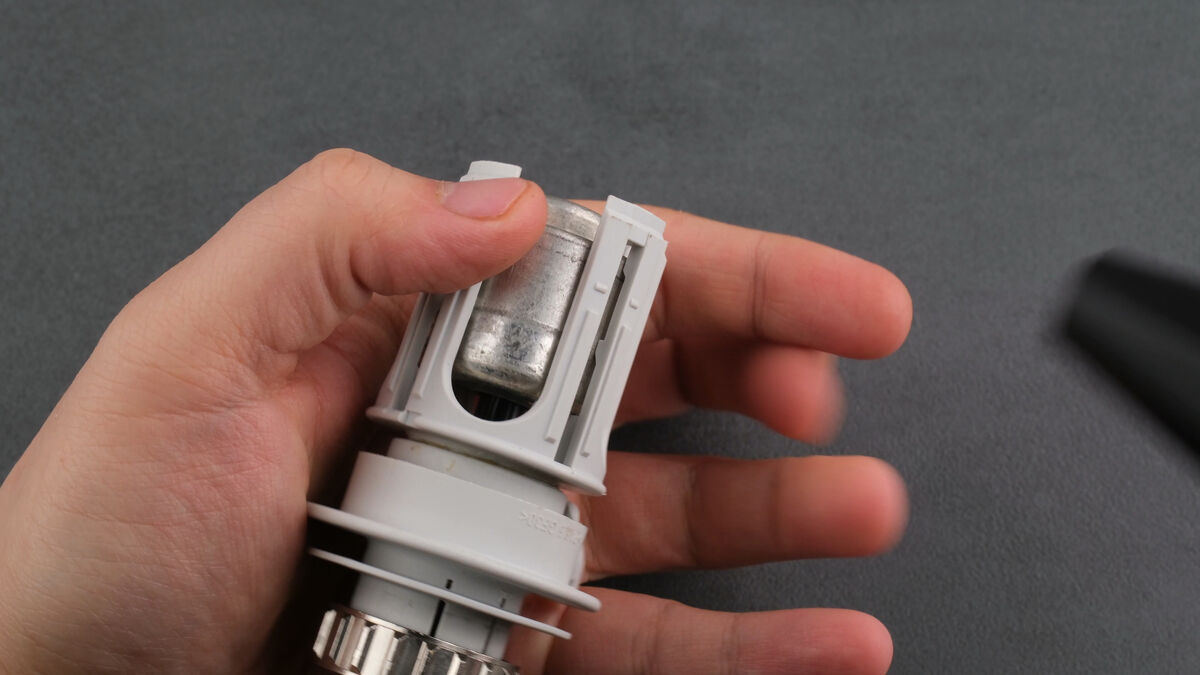 Gehäuseeinsatz des Thermostats ausblasen Gehäuseeinsatz des Thermostats ausblasen