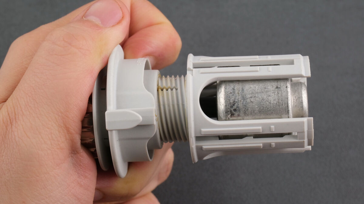 Thermostat Gewinde freigelegt Thermostat Gewinde freigelegt