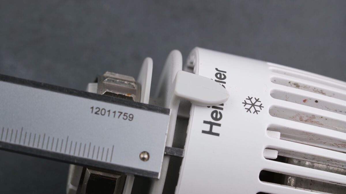 Spalt des Thermostats mit Tiefenmessstange des Messschiebers messen Spalt des Thermostats mit Tiefenmessstange des Messschiebers messen