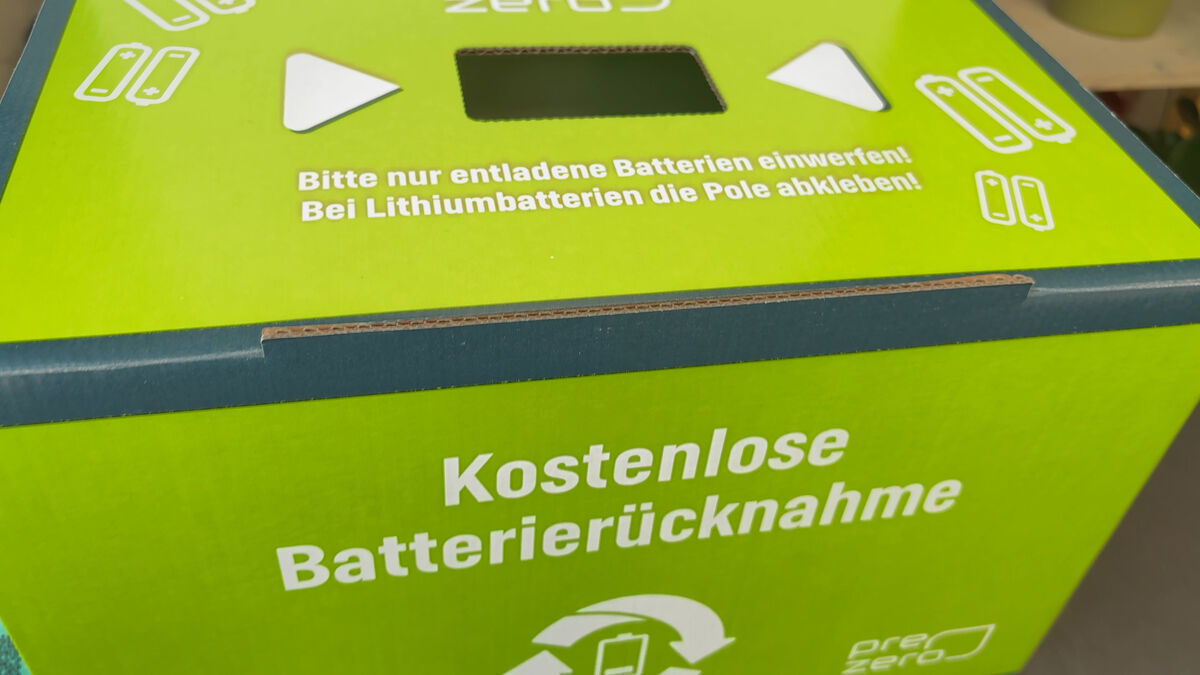 Leere Batterie in Batteriesammelbox entsorgen Leere Batterie in Batteriesammelbox entsorgen