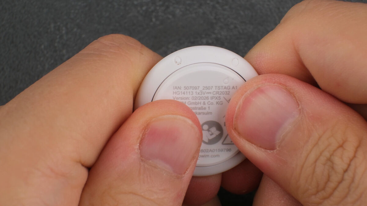 TRONIC Smart Tag Finder die Batteriefach öffnen Schritt 2: Daumen ansetzen TRONIC Smart Tag Finder die Batteriefach öffnen Schritt 2: Daumen ansetzen