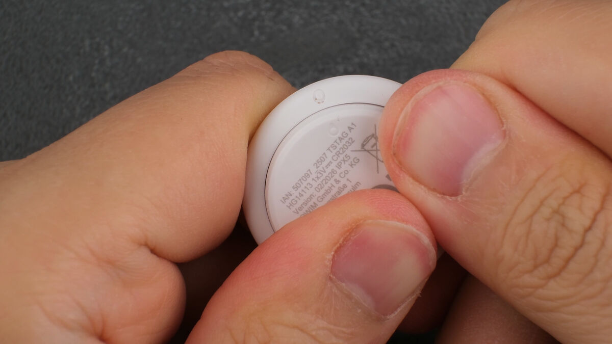 TRONIC Smart Tag Finder die Batteriefach öffnen Schritt 3: Batteriedeckel gegen den Uhrzeigersinn drehen TRONIC Smart Tag Finder die Batteriefach öffnen Schritt 3: Batteriedeckel gegen den Uhrzeigersinn drehen