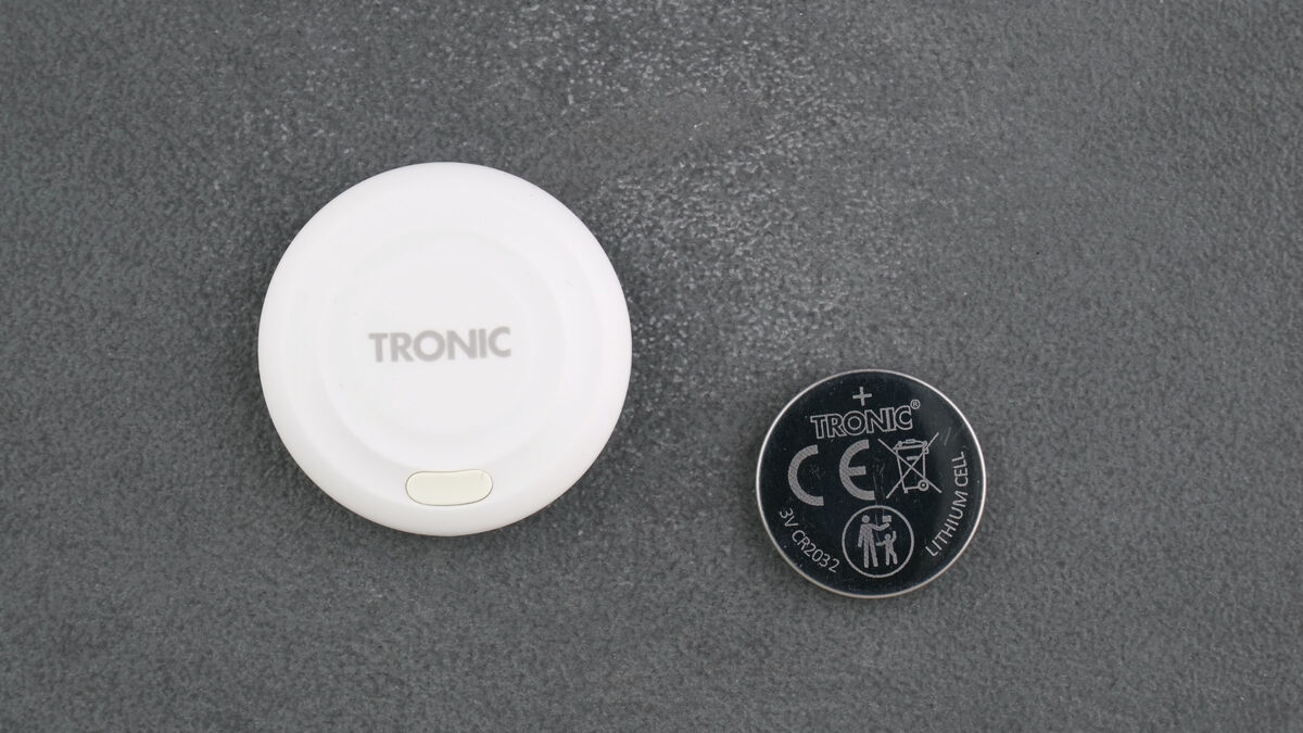 TRONIC Smart Tag Finder mit neuer Batterie und alter CR2032 Knopfzelle daneben TRONIC Smart Tag Finder mit neuer Batterie und alter CR2032 Knopfzelle daneben