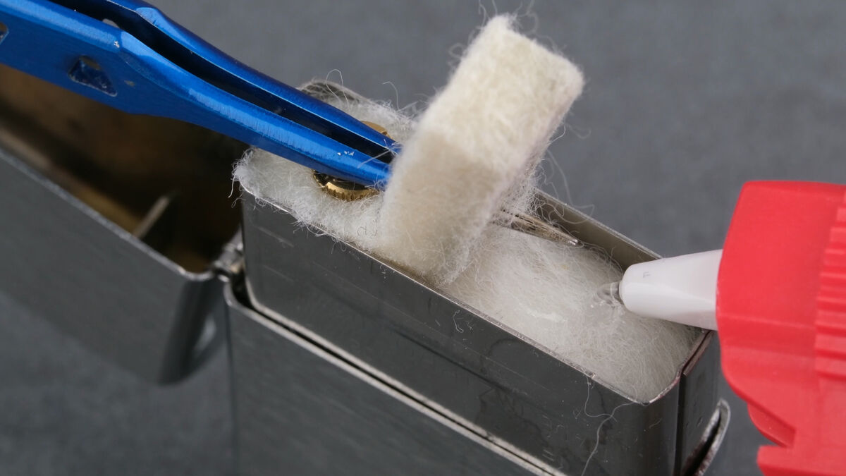 Zippo auffüllen mit Feuerzeugbenzin