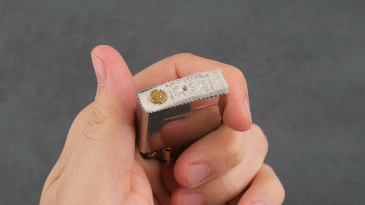 Zippo in der Hand befüllen