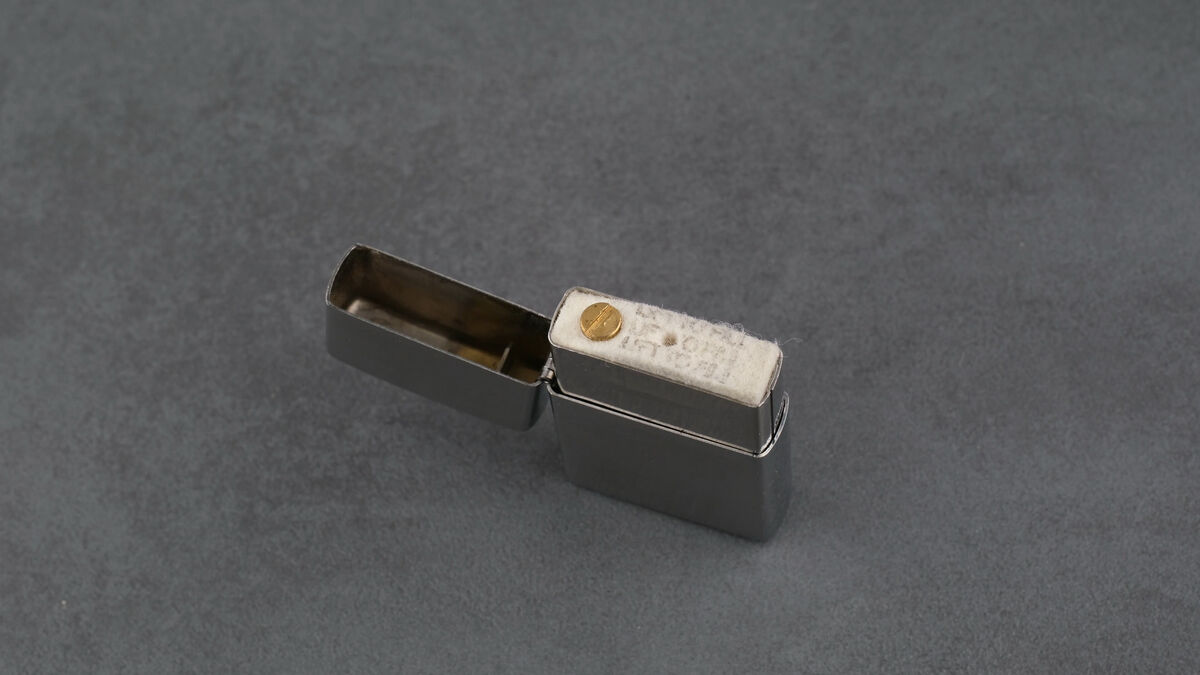 Zippo hinstellen zum befüllen