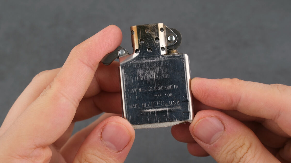 Zippo Benzineinsatz herausnehmen