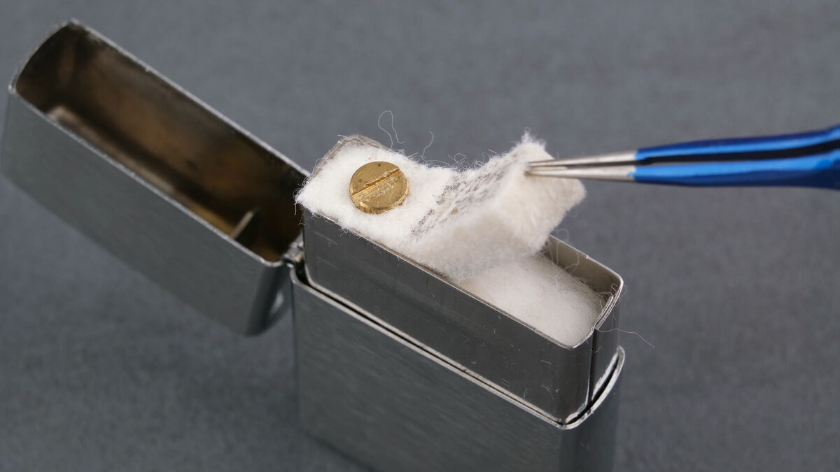Zippo Sturmfeuerzeug Filzpad anheben