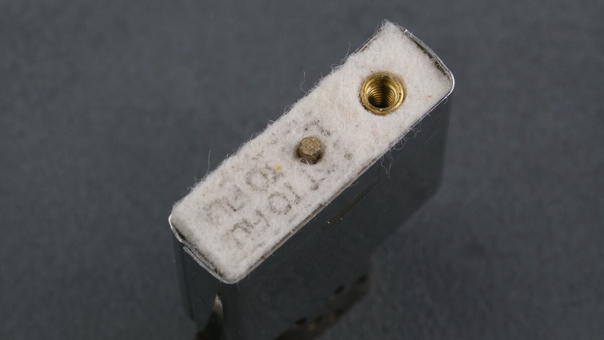 zusätzlichen Zippo Ersatzfeuerstein deponieren