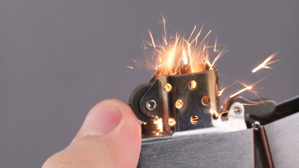 Zippo Funktionstest nach gewechseltem Feuerstein – Funken fliegen wieder