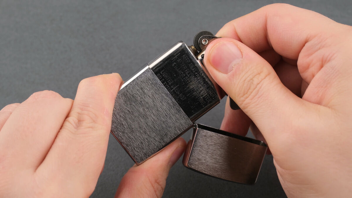 Zippo-Benzineinsatz aus Case ziehen